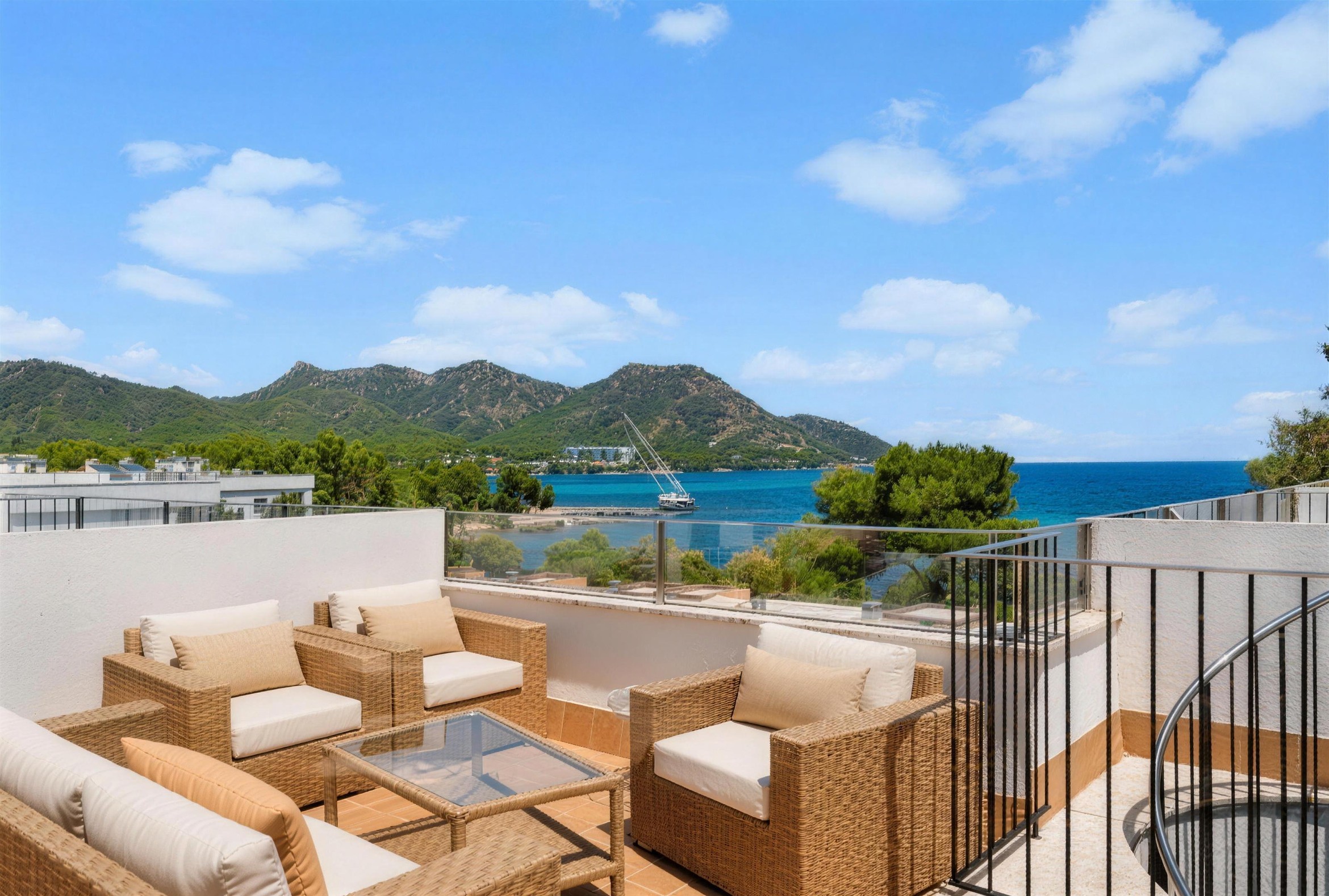Port Verd | Mallorca – Beachfront penthouse with private roof terrace and sea views
