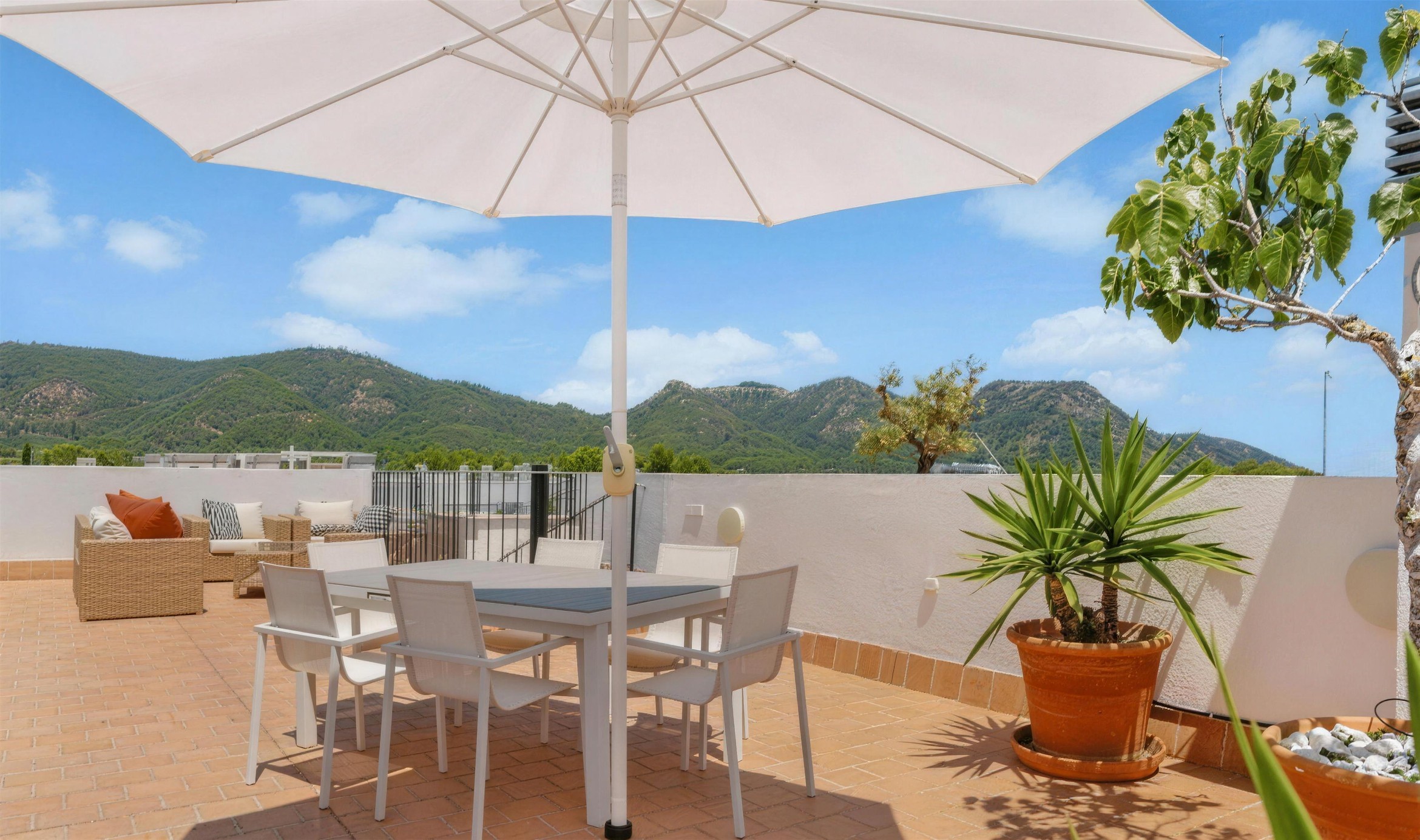 Port Verd | Mallorca – Beachfront penthouse with private roof terrace and sea views