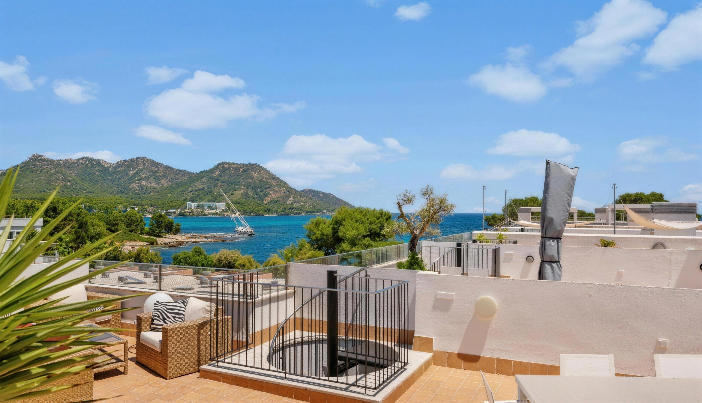 Port Verd | Mallorca – Beachfront penthouse with private roof terrace and sea views