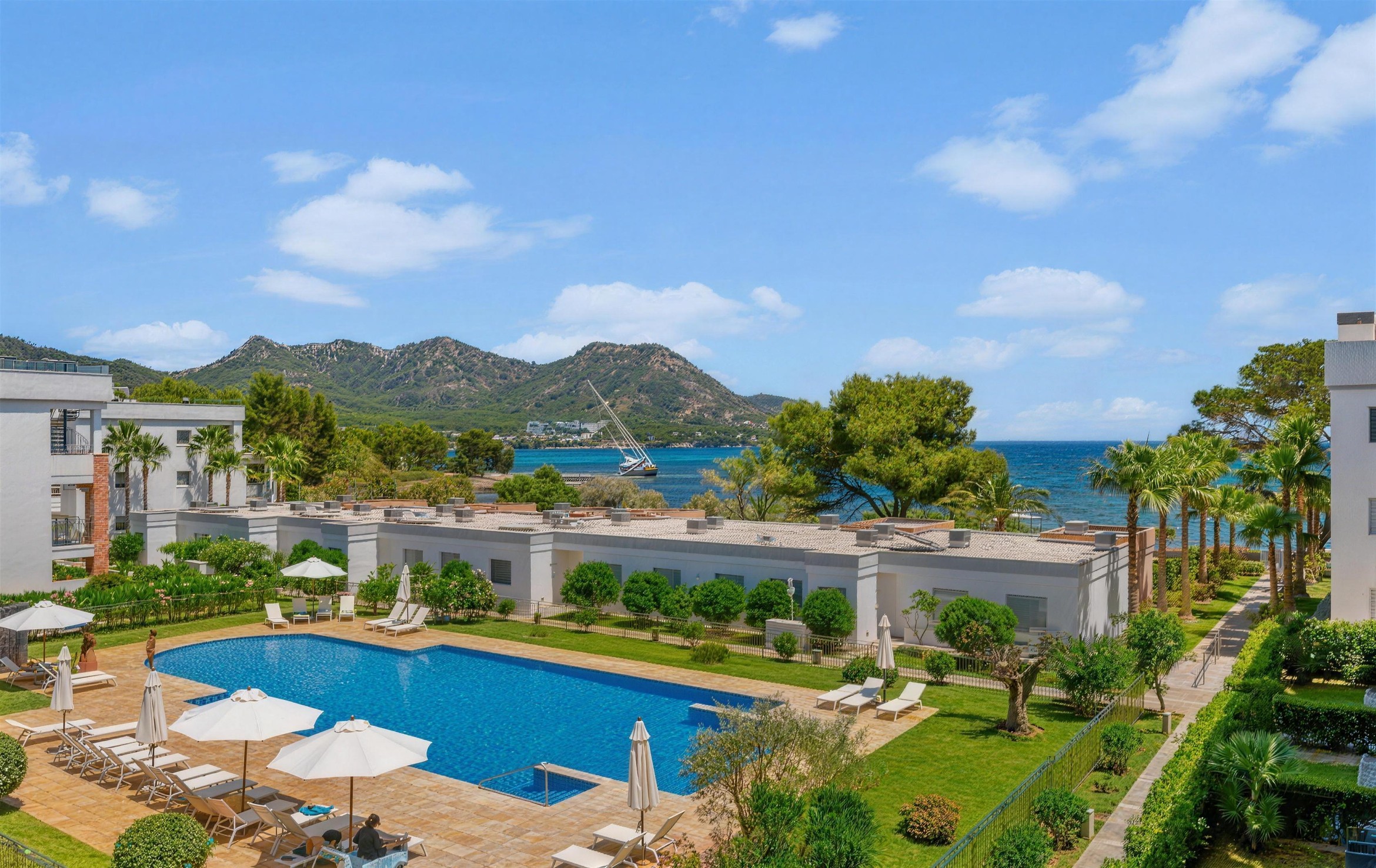 Port Verd | Mallorca – Beachfront penthouse with private roof terrace and sea views