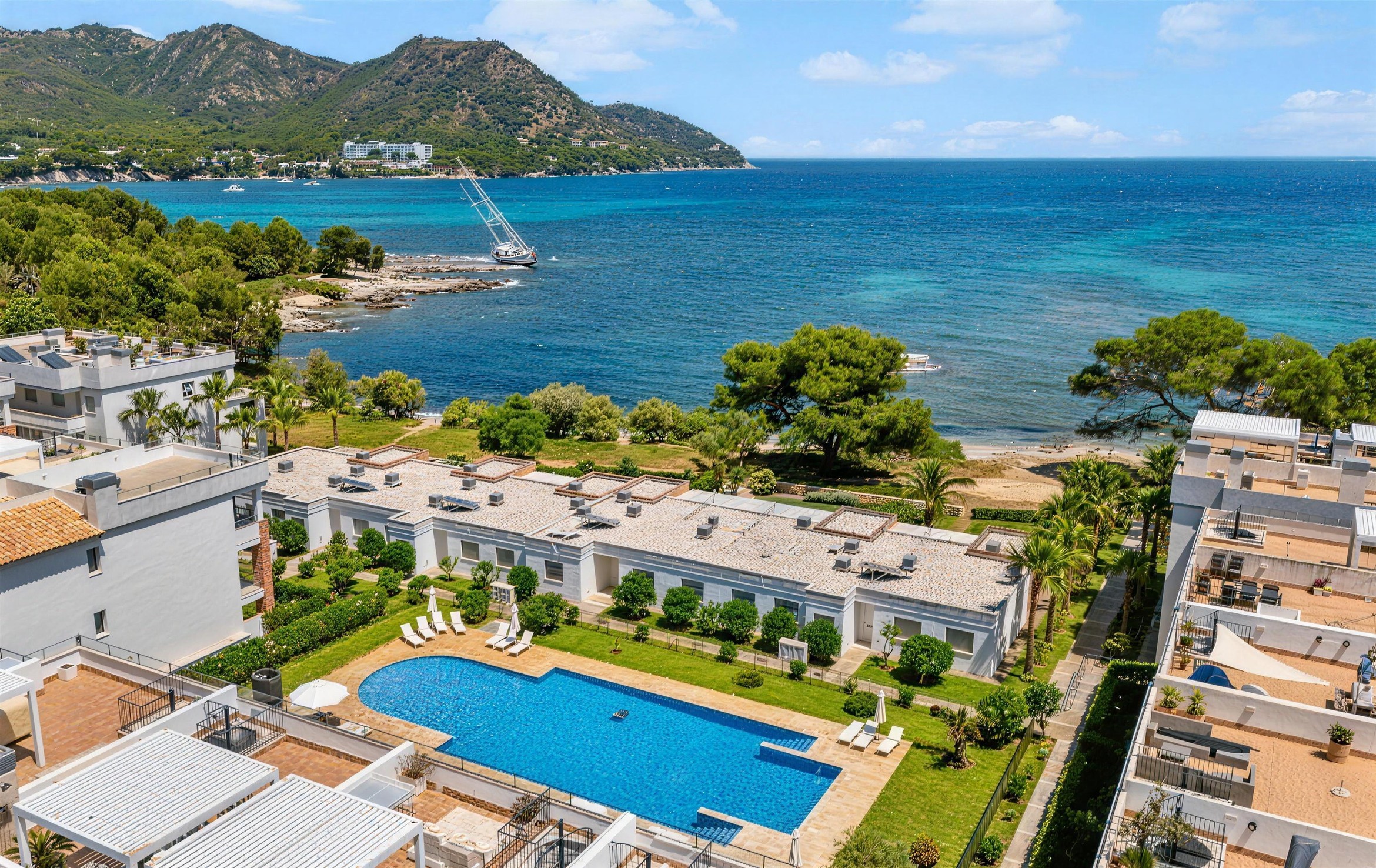 Port Verd | Mallorca – Beachfront penthouse with private roof terrace and sea views