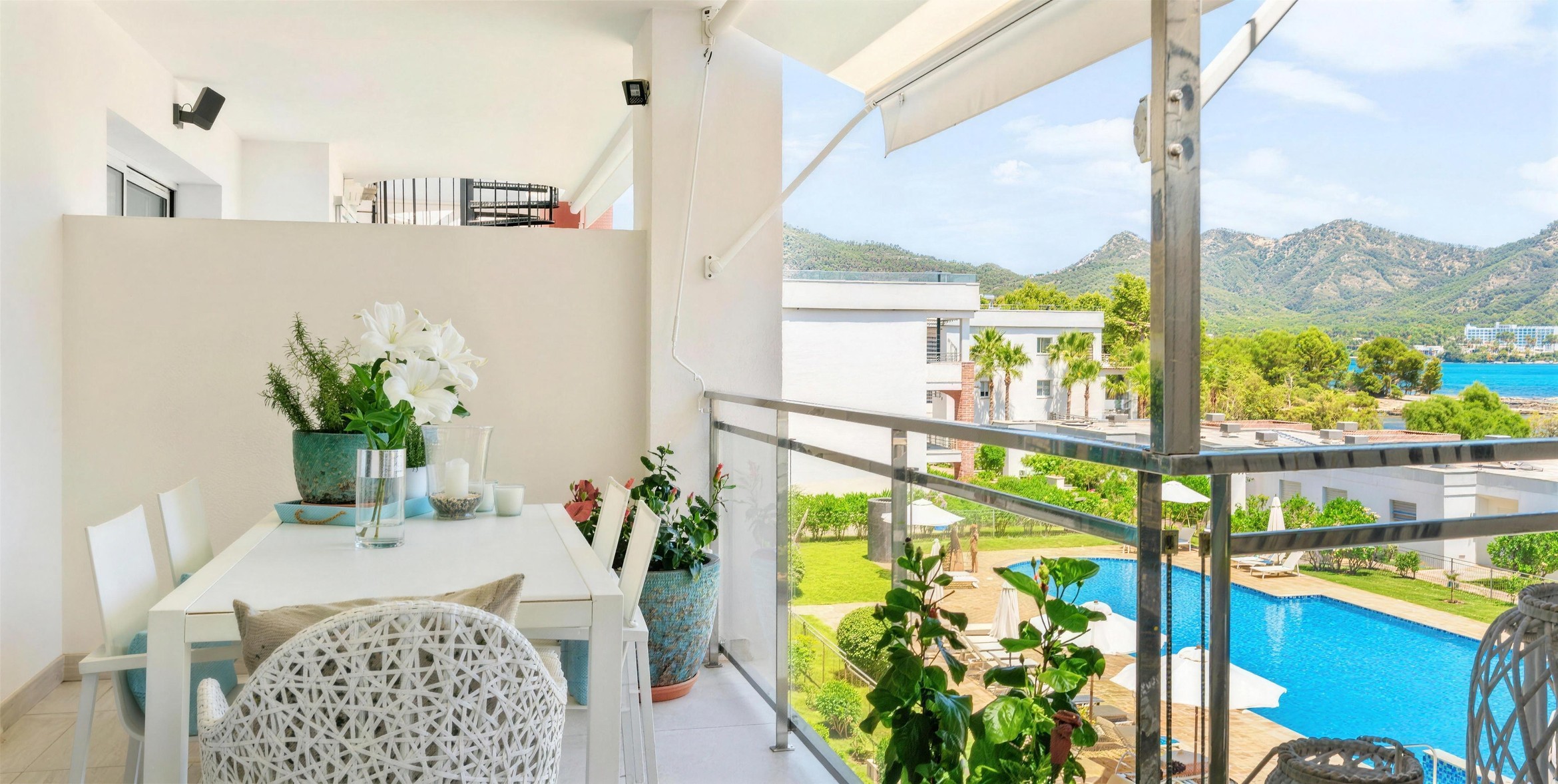 Port Verd | Mallorca – Beachfront penthouse with private roof terrace and sea views
