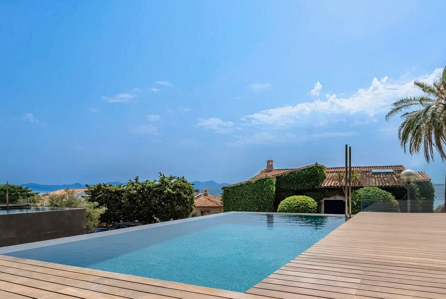 Cielo Azul, Alcanada, Mallorca – light-filled interior with panoramic glazing